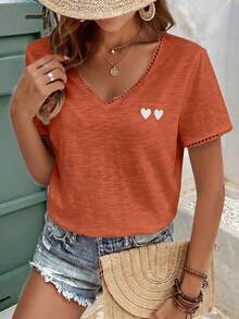 SHEIN Frenchy Kaos Leher V dengan Bordir Hati dan Hiasan Renda Kontras, Atasan Musim Panas - Jeruk - View 6