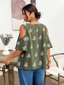 Lounesse Blusa de moda con hombros descubiertos y patrón de encaje para mujer de talla grande - Verde - Ver 3
