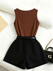 SHEIN Franclia Phong cách thường ngày, thoải mái, thời trang, đa năng, quyến rũ, phù hợp với cuộc sống thành thị, công sở, đi làm, vui tươi, hẹn hò ngày Valentine, dự tiệc, đi biển, mặc hàng ngày. Đa năng, giản dị, thanh lịch, cổ điển, phổ biến. Áo dệt kim không tay cổ tròn, quần short viền tương phản, bộ 2 mảnh dành cho nữ (có thắt lưng). - Nhiều màu - Xem 2