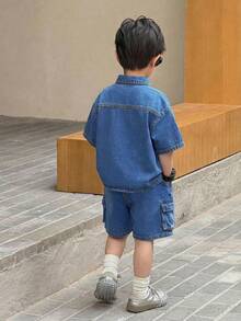 SHEIN Little Byeori 两件套男童蓝色牛仔宽松短袖衬衫和工装短裤套装 - 中等水洗藍 - 查看 2