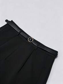 SHEIN Franclia Phong cách thường ngày, thoải mái, thời trang, đa năng, quyến rũ, phù hợp với cuộc sống thành thị, công sở, đi làm, vui tươi, hẹn hò ngày Valentine, dự tiệc, đi biển, mặc hàng ngày. Đa năng, giản dị, thanh lịch, cổ điển, phổ biến. Áo dệt kim không tay cổ tròn, quần short viền tương phản, bộ 2 mảnh dành cho nữ (có thắt lưng). - Nhiều màu - Xem 3