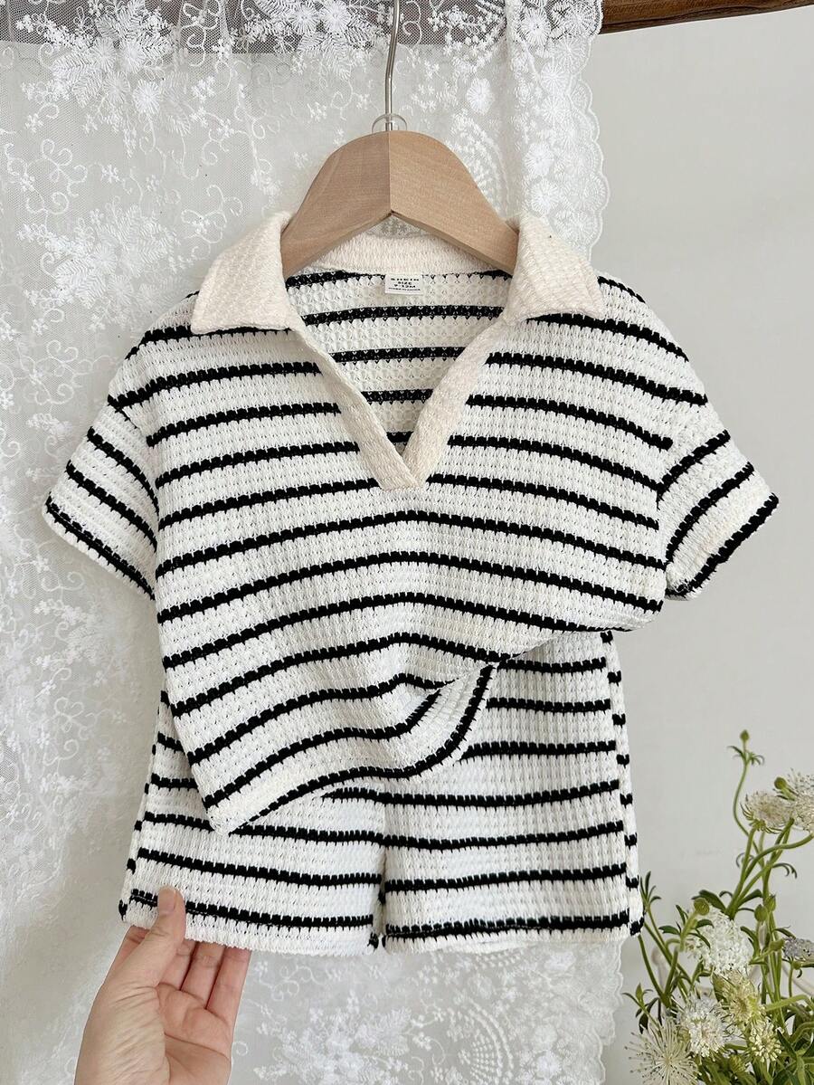 SHEIN Bộ 2 món áo thun cổ bẻ kẻ sọc dệt kim cho bé gái, gồm áo thun và quần short kiểu dáng thường ngày. - Đen và trắng - Xem 1