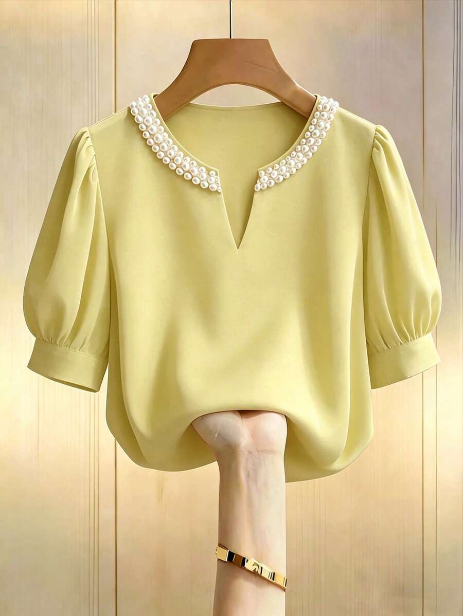 GlowEve Damen Champagner-farbiges elegantes Rundhals-V-Ausschnitt Kurzarm Casual Puffärmel Hemd mit Perlenbesatz, locker geschnitten, geeignet für den Arbeitsweg, eleganter Alltag. Elegant, Casual, Casual Outfit für Damen, Romantik, Valentinstag, Date, modische Casual-Pendlerkleidung, Business-Bürokleidung, vielseitig und stilvolle Casual-Alltagskleidung, urbane professionelle Kleidung für Lehrer, Muttertag - Hellgelb - Übersicht 1