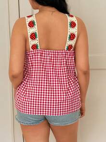 Sunnyshic Áo sơ mi nữ cỡ lớn chất liệu cotton mềm mại, thoải mái, họa tiết kẻ caro vuông, phối ren dâu tây, thắt nơ phía trước, không tay, kiểu dáng dễ thương, thích hợp cho kỳ nghỉ hè, dã ngoại, hẹn hò, dự tiệc và đi học. - Nhiều màu - Xem 2
