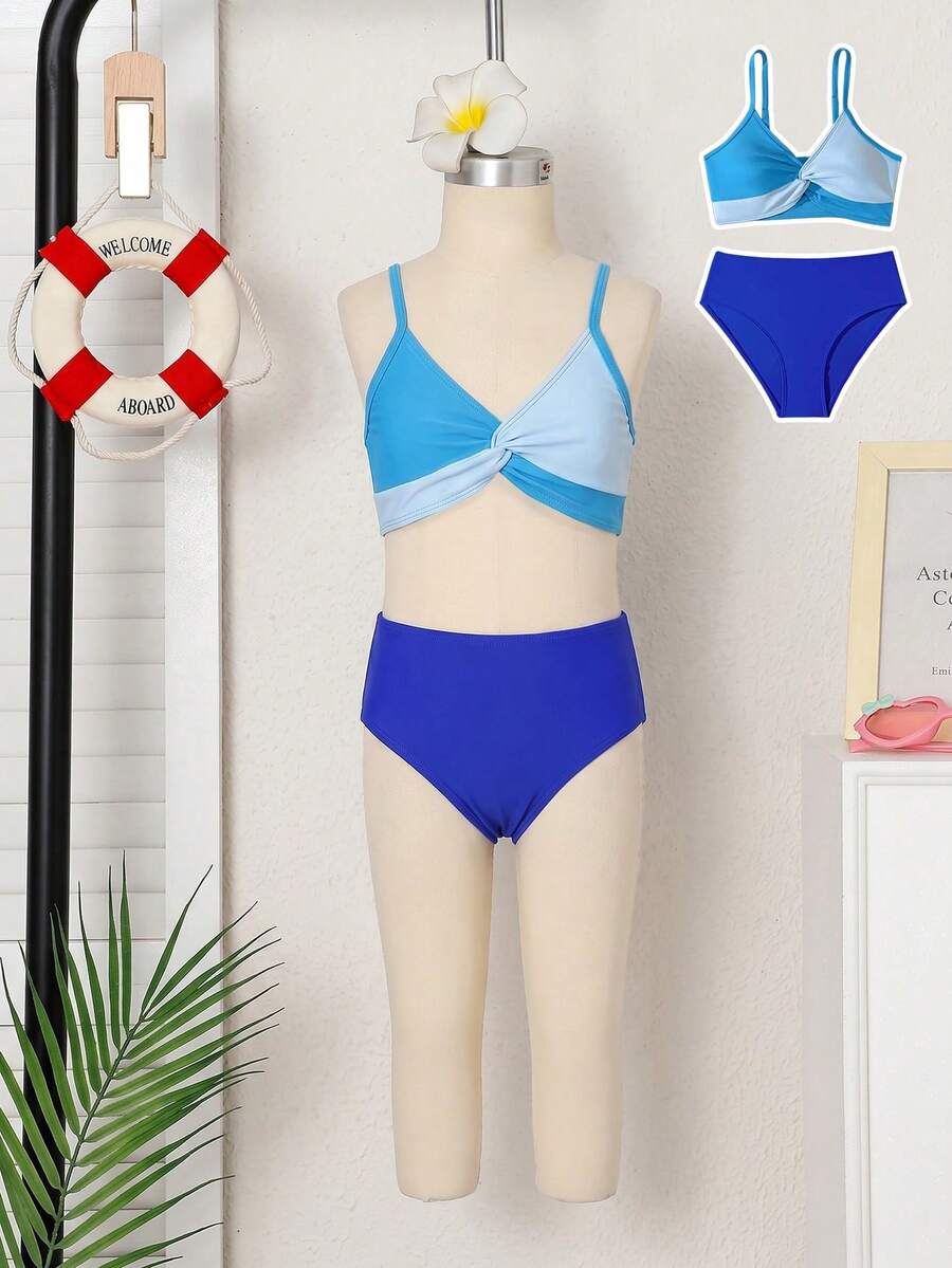 SHEIN Bộ bikini cho bé gái tuổi teen, kiểu dáng tối giản tươi mát với áo phối màu xanh tương phản và thiết kế xoắn phía trước, cổ chữ V, dây mảnh, quần cạp cao màu xanh navy trơn, 2 mảnh, chất liệu vải dệt kim, thời trang, thoải mái, thanh lịch, thích hợp cho bơi lội, kỳ nghỉ hè, bãi biển, hồ bơi, tiệc tùng, kỳ nghỉ thư giãn, đồ bơi hai mảnh kiểu yếm. - Nhiều màu - Xem 1