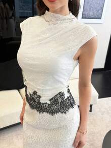 Modelyn 白色蕾丝拼接荷叶边高领优雅约会之夜吊带衫 - 白色 - 查看 6