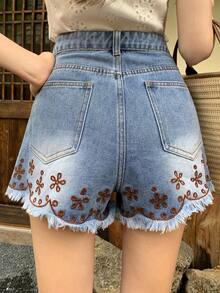 DAZY Shorts de mezclilla para mujer con bordado, bolsillos, botones y deshilachado, versátiles y de moda para el verano - Azul - Ver 2