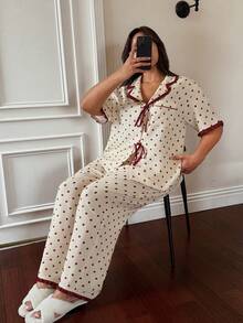 Napfluff CURVE Napfluff CURVE Bộ đồ ngủ cỡ lớn, phối màu tương phản, viền bèo nhún, họa tiết chấm bi, cổ ve áo, tay ngắn, dáng rộng. - Màu be - Xem 3