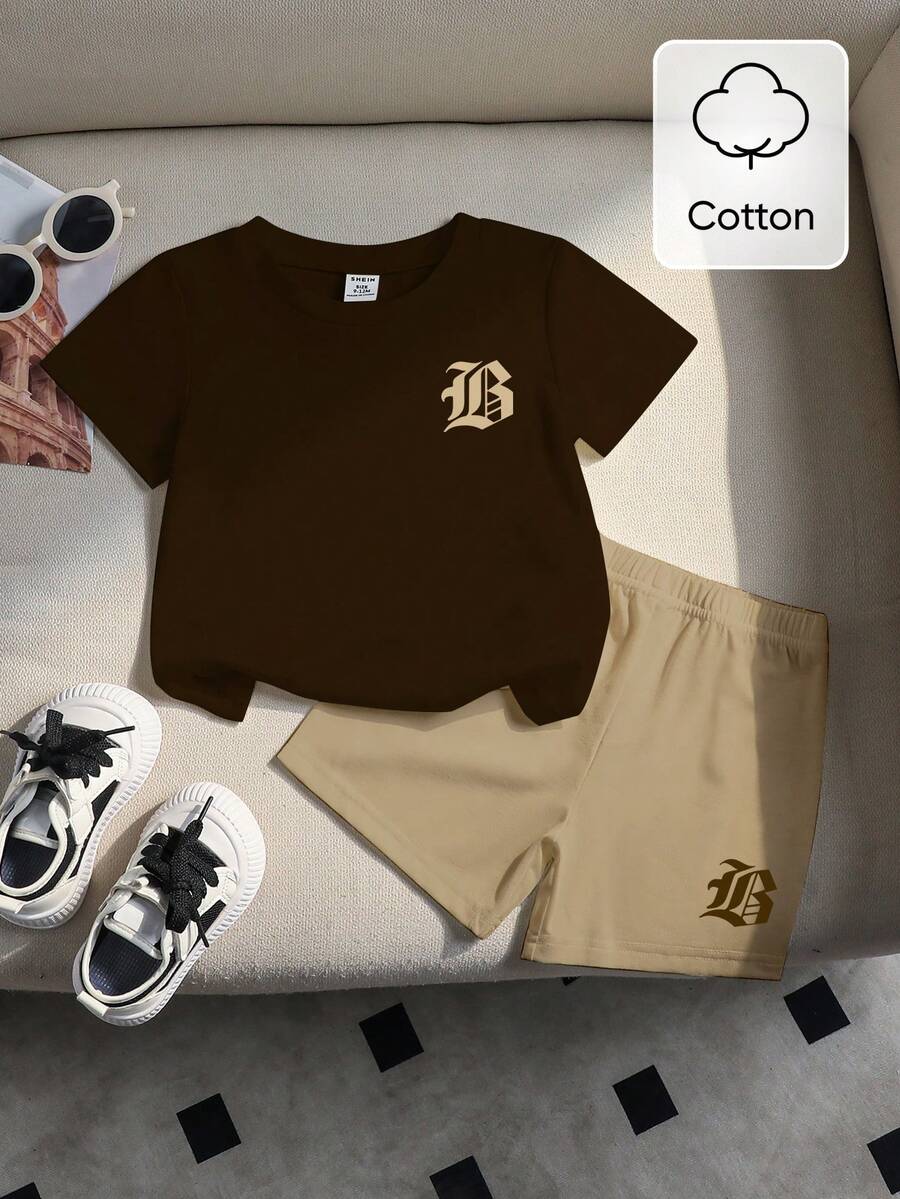 一套男婴休闲简约字母印花纯棉圆领短袖T恤和配套短裤套装，春夏皆宜，柔软舒适。