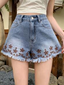 DAZY Shorts de mezclilla para mujer con bordado, bolsillos, botones y deshilachado, versátiles y de moda para el verano - Azul - Ver 5