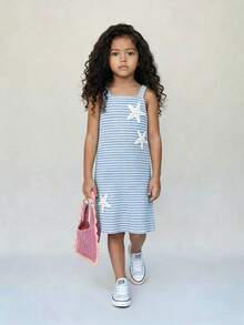 SHEIN Casuvi Kids 少女休闲彩色钩针3D花卉镂空无袖针织连衣裙，适合海滩、度假和休闲穿着 - 藍白色 - 查看 3