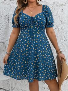 SHEIN VCAY Gaun Mini Lengan Pendek Berkerah Hati Motif Bunga Hitam Ukuran Plus untuk Wanita, dengan Tali Serut di Depan - Biru - View 5