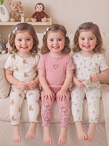 Conjunto de pijama de 3 piezas con parte superior de manga corta con estampado de oso de peluche y corazón floral, y pantalones con borde de lechuga para bebé niña - Rosa - Ver 2