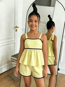 SHEIN Sparklyn Bộ đồ hè hai mảnh kẻ caro vàng dễ thương dành cho bé gái tuổi teen, gồm áo trễ vai xếp ly với dây đeo vai thắt nơ viền ren và quần short cạp chun. Được làm từ chất liệu nhẹ với kiểu dáng chữ A rộng rãi, hoàn hảo cho trang phục thường ngày và vui chơi. - Màu vàng - Xem 7