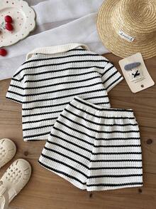 SHEIN Bộ 2 món áo thun cổ bẻ kẻ sọc dệt kim cho bé gái, gồm áo thun và quần short kiểu dáng thường ngày. - Đen và trắng - Xem 2