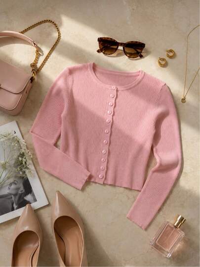 Suéter cárdigan casual para mujer, diseño casual y versátil. Cuello redondo, manga larga, silueta semiajustada, colores lisos sin estampado, textura suave tipo canalé. Tela de poliéster y elastano. Ajuste con botones clásicos. funcionales. Interior muy fresco, ligero y cómodo. Ideal para el uso diario.