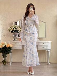 Modelyn V领优雅蕾丝收腰长袖荷叶边袖口鱼尾裙两件套女装；女士花卉蕾丝套装两件套；女士花卉蕾丝两件套；女士花卉两件套套装；女士花卉裤装两件套；蕾丝拼接上衣；荷叶边花卉蕾丝上衣和裙子 - 白色 - 查看 7