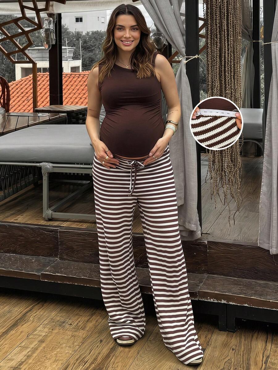SHEIN Bộ đồ bầu thoải mái, thích hợp đi nghỉ mát và đi làm, gồm áo tank top xếp ly ôm sát và quần ống rộng in sọc có thể điều chỉnh eo, 2 món, thích hợp cho mùa xuân/hè. - màu nâu - Xem 1