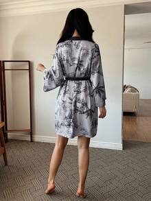 DAZY Áo choàng mặc nhà thoải mái dành cho nữ, cổ chữ V, in họa tiết toàn thân, thắt eo. - Màu xanh lam - Xem 2