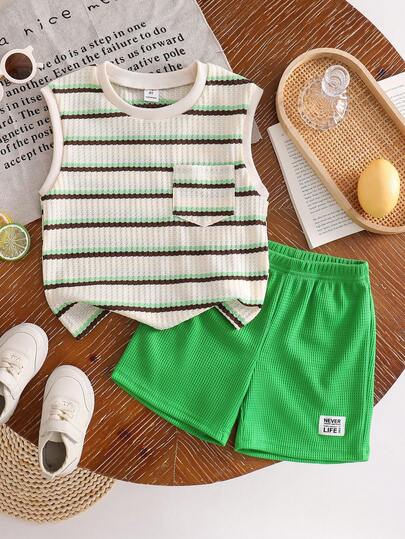 SHEIN Playful Pals Bộ 2 món cho bé trai gồm áo ba lỗ dệt kim kẻ sọc và quần short phối màu tương phản, có logo nhỏ trang trí, thích hợp mặc mùa hè.