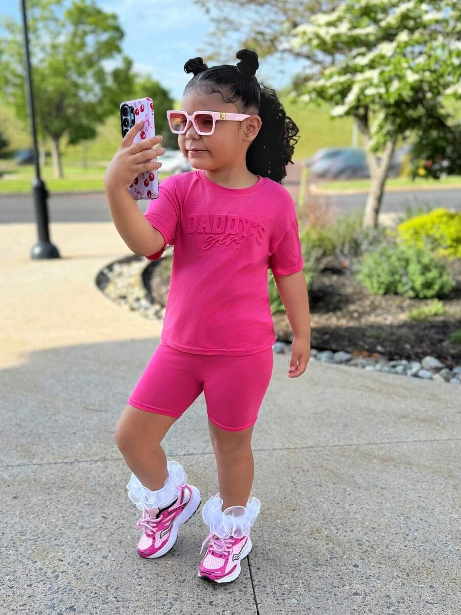 Conjunto informal de moda callejera para niña con parte superior de manga corta suelta con estampado en relieve de letras inglesas y shorts ceñidos tipo ciclista con el patrón "La pequeña princesa de papá". Conjunto de camiseta y shorts clásico, casual y versátil, adecuado para primavera y verano - Rosa Fucsia - Ver 1