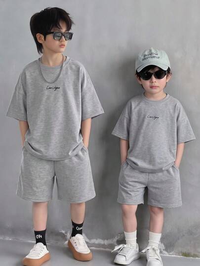 SHEIN 2 st barntröjor med rund hals, kortärmad grå t-shirt och grå shorts, casual college-set för pojkar, lämpliga för vår/sommar, utflykter, alla hjärtans dag, dejter, resor, semestrar, familjesammankomster, skolstart, bröllop, kvällar, sport, födelsedagsfester
