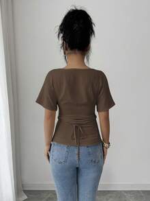 SHEIN Elenzya 女士优雅收腰露背设计T恤，夏季新品 - 咖啡棕 - 查看 2