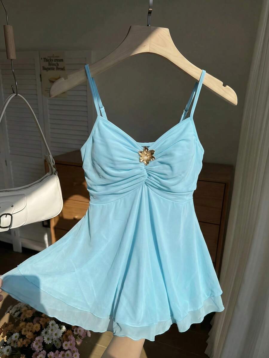 Comfortcana Kamisol Rajut Ukuran Besar untuk Musim Panas dengan Detail Kerutan di Bagian Dada dan Dekorasi Bunga Logam - Mint Blue - View 1