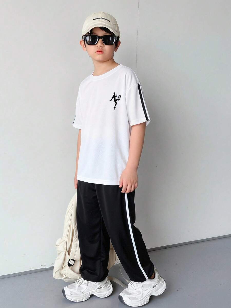 SHEIN 两件套儿童/青少年男童白色圆领短袖T恤和黑色长裤套装,舒适百搭,休闲日常时尚运动风基础款,适合春、夏、秋、冬四季,室内、室外、日常穿着、运动、玩耍、聚会、拍照、度假、节日等场合。 - 黑與白 - 查看 1