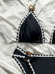 Swim Basics Set Pakaian Renang Wanita Musim Panas Gaya Liburan Kasual dengan Atasan Bikini Segitiga Bertepi Bergelombang Motif Cangkang dan Bawahan Segitiga Bertepi Bergelombang Motif Cangkang dan Hiasan Cincin, Cocok untuk Pantai dan Pantai. - Hitam - View 3