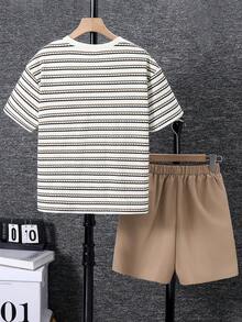 SHEIN Bộ 2 món đồ chơi trẻ em/bé trai: áo thun cổ tròn tay ngắn kẻ sọc và quần short ống đứng rộng rãi có túi, thoải mái, đa năng, phù hợp cho mặc hàng ngày, đi học, du lịch, hoạt động ngoài trời và các kỳ nghỉ. - Màu Khaki - Xem 6