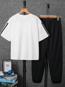 SHEIN 两件套儿童/青少年男童白色圆领短袖T恤和黑色长裤套装，舒适百搭，休闲日常时尚运动风基础款，适合春、夏、秋、冬四季，室内、室外、日常穿着、运动、玩耍、聚会、拍照、度假、节日等场合。 - 黑與白 - 查看 5