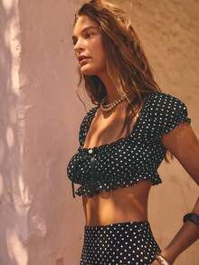 Aralina Áo croptop mỏng nhẹ, chất liệu lưới xuyên thấu, tay áo cánh hoa, phần ngực nhún bèo, thắt dây phía trước, kiểu dáng dễ thương cho mùa hè, trang phục đi nghỉ mát, đồ hè gợi cảm. - màu đen - Xem 7