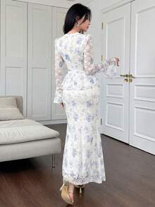 Modelyn V领优雅蕾丝收腰长袖荷叶边袖口鱼尾裙两件套女装；女士花卉蕾丝套装两件套；女士花卉蕾丝两件套；女士花卉两件套套装；女士花卉裤装两件套；蕾丝拼接上衣；荷叶边花卉蕾丝上衣和裙子 - 白色 - 查看 2