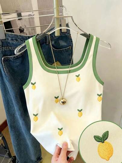 Elladie kids 这款少女无袖上衣采用柔和的黄色调和柠檬刺绣装饰，散发着夏日活力和俏皮感，适合休闲外出穿着。