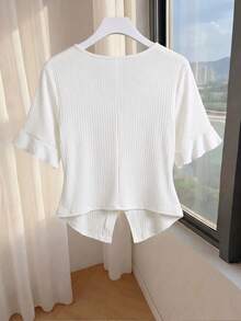 Franclia Camiseta feminina plus size com decote em V, malha canelada, manga flare com babados e cor sólida. - Branco - Ver 2