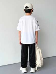 SHEIN 两件套儿童/青少年男童白色圆领短袖T恤和黑色长裤套装，舒适百搭，休闲日常时尚运动风基础款，适合春、夏、秋、冬四季，室内、室外、日常穿着、运动、玩耍、聚会、拍照、度假、节日等场合。 - 黑與白 - 查看 2