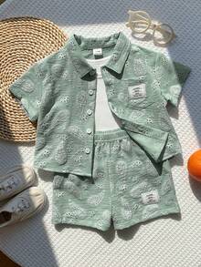 SHEIN 2 piezas Conjunto de camisa azul y pantalones cortos azules de verano casual para niño pequeño, pantalones cortos de playa, conjunto de vacaciones, traje lindo para niños pequeños - Verde - Ver 3