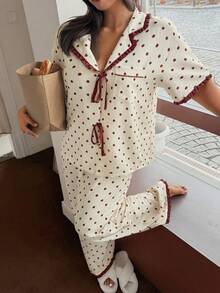 Napfluff CURVE Napfluff CURVE Bộ đồ ngủ cỡ lớn, phối màu tương phản, viền bèo nhún, họa tiết chấm bi, cổ ve áo, tay ngắn, dáng rộng. - Màu be - Xem 5