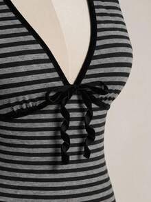 SHEIN ICON Gaun Kasual Wanita Ukuran Besar Model V-Neck Warna Abu-abu dengan Ikatan Depan untuk Liburan Musim Panas - MultiWarna - View 6