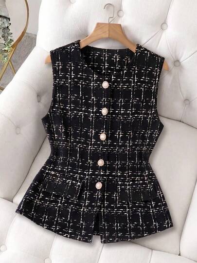 Áo vest ngắn không tay cổ tròn, kiểu dáng thanh lịch, thường ngày dành cho bé gái tuổi teen, có cúc vàng, phong cách vintage.