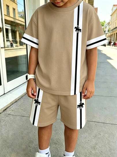 Bộ áo thun và quần short kaki đen trắng kẻ sọc in hình logo ngựa dành cho bé trai tuổi teen, trang phục thể thao thường ngày mùa hè.