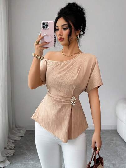 Elenzga Camisa casual de manga corta con hombros oblicuos, decoración de cintura con hebilla metálica y tela texturizada, color caqui, versátil para uso diario en primavera/verano, para ir al trabajo