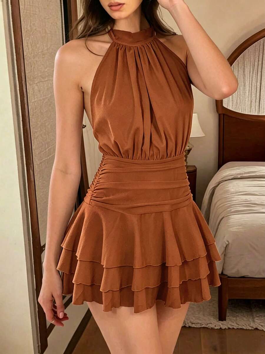 SHEIN PariChic 女士优雅浪漫露背吊带连衣裙,收腰设计,杏色和白色褶皱荷叶边短裙,春夏新款连衣裙,情人节约会连衣裙,度假休闲连衣裙,轻盈飘逸的雪纺浪漫连衣裙,无袖春夏多层荷叶边短裙 - 棕色 - 查看 1