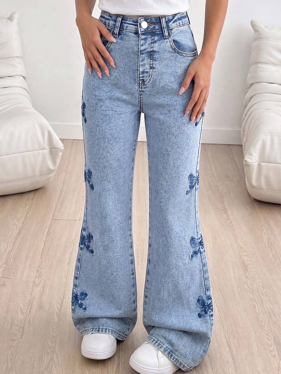 Sparklyn Jeans de mezclilla azul claro lavado con ajuste delgado y elástico con bordado de mariposa para niñas, adecuados para vacaciones, uso diario, escuela, viajes, fiestas, hogar y celebraciones - Azul lavado medio - Ver 1