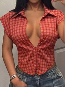 Slaydiva Áo polo cổ chữ V kẻ caro đỏ trắng, thích hợp cho mùa hè, lễ hội âm nhạc, ngày Valentine, lễ Phục sinh, phong cách thường ngày, tối giản, phong cách đầu những năm 2000, phong cách đường phố ngọt ngào, sự kiện quảng bá, kỳ nghỉ du thuyền, hẹn hò hàng ngày, tiệc tùng gợi cảm, cổ tròn retro, cổ chữ V, ve áo, áo sơ mi nữ mở phía trước. - Đỏ và trắng - Xem 2