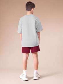 SUMWON Bộ đồ thể thao mùa hè thường ngày cho bé trai, gồm áo thun cổ tròn và quần short, đường may tương phản, màu đỏ viền may nổi bật. - Màu Đỏ Sâu - Xem 2