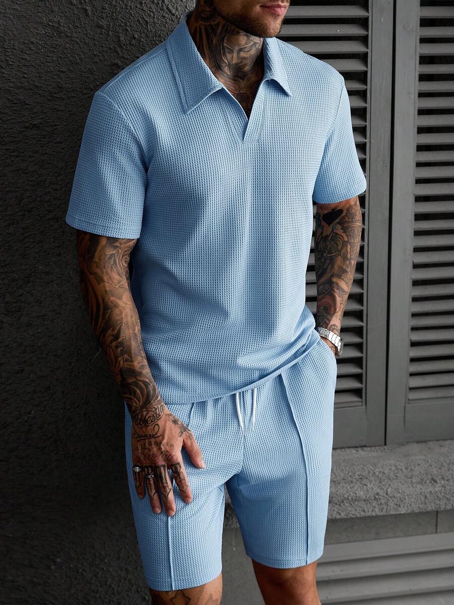 Manfinity CasualCool 男士舒适华夫格面料 Polo 领短袖 T 恤和抽绳松紧腰短裤两件套,休闲度假、聚会、外出、运动、简约办公皆宜,经典春夏短袖短裤套装,自穿或送礼皆可。 - 淺藍色 - 查看 1