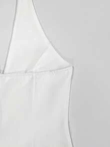 SHEIN Franclia Đầm nữ thanh lịch cổ yếm với cổ áo blazer, trang trí kim loại gợi cảm, thắt eo, đầm ngắn [Đầm blazer cổ yếm trắng tối giản] - Chất vải cứng cáp, chống nhăn với cảm giác cao cấp; Thiết kế cổ yếm khoe đường vai và cổ, với đường viền cổ chữ V nhỏ không quá hở hang, vừa đủ gợi cảm; Khóa kim loại phía trước, thắt eo + gấu đầm ngắn giúp kéo dài đôi chân, che khuyết điểm hông và tôn dáng. Kết hợp với giày cao gót để có vẻ ngoài công sở thanh lịch, sắc sảo, hoặc phối cùng dây chuyền mảnh mai cho bộ trang phục hẹn hò sang trọng - Một chiếc đầm "dáng rộng" đa năng. - trắng - Xem 4