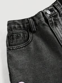SHEIN Tween少女時尚休閒Y2K復古酷街風清新可愛深粉色愛心刺繡圖案寬鬆大腿寬腿牛仔短褲，斜口袋設計，女孩夏季休閒短褲酷街頭風，開學季、畢業季，適合Tween少女日常穿著與春夏街頭穿搭 - 黑色 - 查看 4